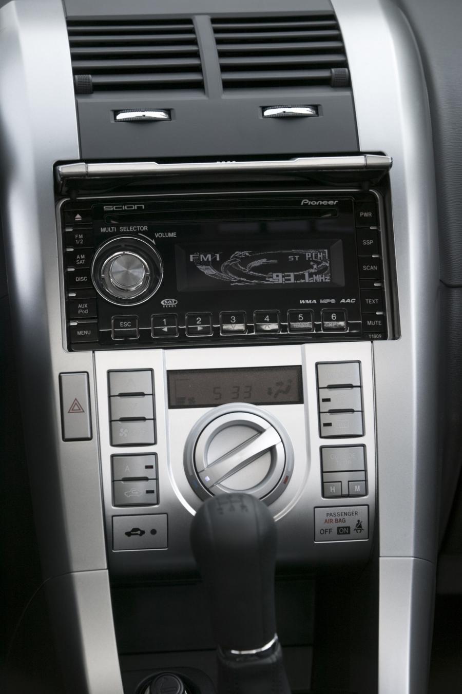 Детали интерьера Scion tC 2008 года  (фото 11 из 21)